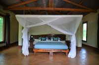 Family unit with queen bed and 2 x single beds & en-suite bathroom