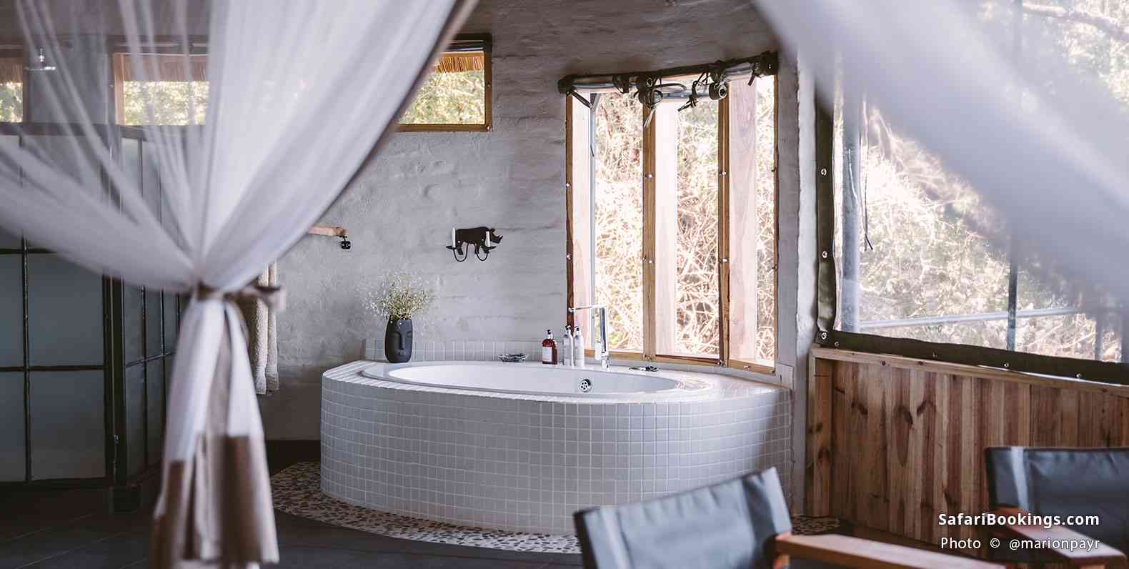 Bath in the spacious room