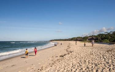 People walking on Kutani beach