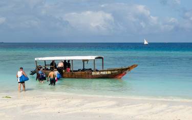 Vistors getting on a boat to go snorkeling