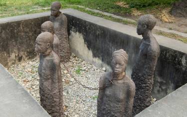 Sculpture of slaves chained in a pit at the Old Slave Market
