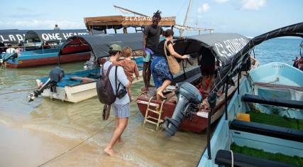 People leaving on a daytrip by boat
