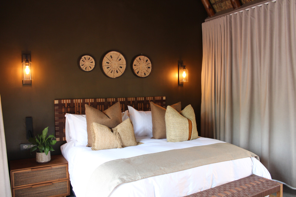 Luxury Ivory Moon Safari - Fly in from Cape Town